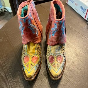 Size 9 boots corral boots ankle looks good with shorts, jeans and dresses